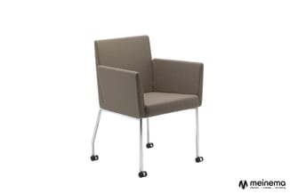 Grijsbeige fauteuil met armleuningen op wieltjes en aluminium frame, frontaal gefotografeerd tegen witte achtergrond.