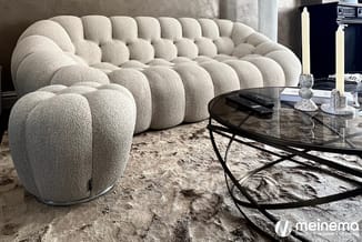 Crème kleurige modulaire bankserie met gebolde zittingen en rug, zwart glazen salontafel met metalen frame in industriële rui