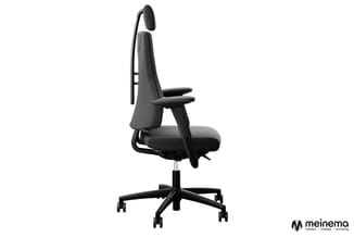 Zwarte ergonomische bureaustoel met hoge rugleuning, nekkussen, verstelbare armsteunen en wieltjes op vijfpotig onderstel.