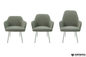 Drie groene gestoffeerde fauteuils met armsteunen en metalen poten, in verschillende hoeken weergegeven.
