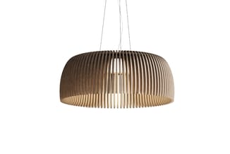 Hangende houten plafondlamp met horizontaal geribbelde lampenkap in natuurtinten, voor bovenaf opgehangen verlichtingsarmatuu