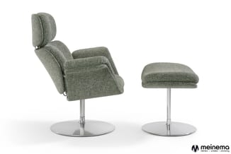 Grijze loungestoel met hoofdsteun en bijpassende voetenbankje op zilverkleurige draaivoet.