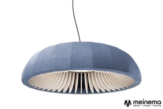 Blauwe hangende akoestische lamp met beige lamellen onder de koepelvormige kap, tegen witte achtergrond.