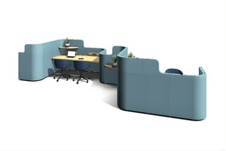 Modulair kantoorinterieur met grijsblauwe akoestische wanden, houten bureaus, donkerblauwe bureaustoelen, en potplanten in ve