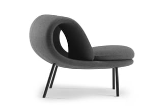 Grijze loungefauteuil met organische vormen, zwarte poten, zijkant tegen neutrale achtergrond.