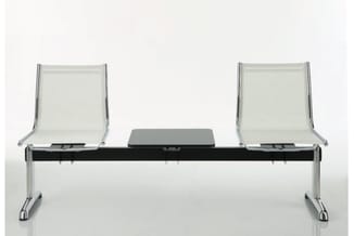 Wachtkamerstoel met wit textiel, zwart frame en aluminium poten. Twee stoelen links en rechts van zwart tafeltje in het midde