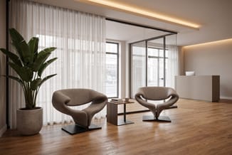 Modern kantoorinterieur met twee bruine stoelen, klein tafeltje, glazen wand, plant in pot en houten vloer.