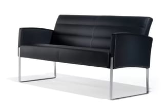 Zwarte design bank met chromen frame en gebogen armleuningen, zitmeubel voor kantoor of wachtkamer.