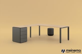 L-vormig bureau met licht houten blad, donkergrijze poten en bijpassende kasteenheid met lades, op neutraal beige achtergrond