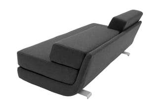 Grijze loungebank met armleuningen, rugkussen en hoofdsteun, metallische poten, zijkant weergegeven.