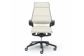 Ergonomische bureaustoel met crèmekleurig gestoffeerd zit- en rugleuning, zwarte armleuningen en zwart onderstel op wielen.