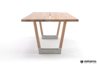 Houten vergadertafel met trapeziumvorm, grijze betonnen voetstructuur, bovenaanzicht met middellijn gemarkeerd.