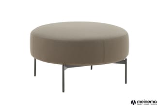 Ronde poef met beige stofbekleding en metalen poten in zwart, vrijstaand tegen witte achtergrond.