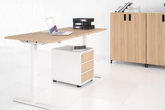 Modern kantoor met wit elektrisch bureau in natuurlijk hout, witte bureau-onderkast, laptop en documenten, houten kastenwand