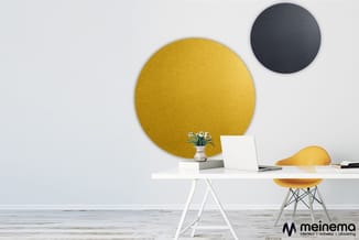 Minimalistisch kantoorinterieur met witte tafel, gele bureaustoel, gele wandcirkel, grijze cirkel en bloemen in vaas.