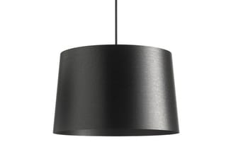 Zwarte hanglamp met cilindervormige kap en textuuroppervlak, tegen witte achtergrond.