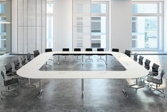 Moderne vergaderruimte met witte U-vormige vergadertafel, zwarte bureaulstoelen, raam met jaloeziën, betonnen vloer, veel dag