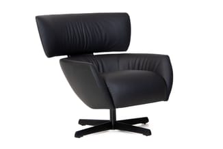 Zwarte leren fauteuil met cilindervormige hoofdsteun, verticale stiksels, brede zitting en zwart kruisvoetonderstel tegen wit