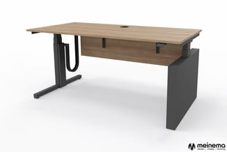 Elektrisch verstelbaar bureau met houten blad in licht eiken en donkergrijs metalen onderstel met kabelgoot.