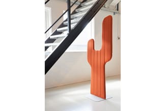 Oranje cactus-vormig akoestisch scherm staande in een modern kantoor met trap, geribde structuur en metalen voetplaat.