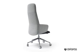 Grijze bureaustoel met hoge rugleuning, zwarte zitting en aluminium kruisvoet met wielen, achteraanzicht.
