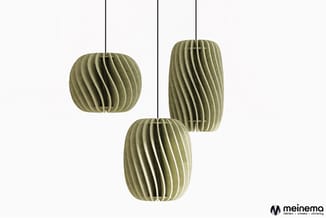 Drie hangende akoestische lampen in beige met verticale lamellen in verschillende vormen: bol, cilinder en ovaal.