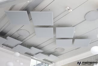 Witte akoestische plafondpanelen in rechthoekige vorm, gemonteerd aan plafond met metalen frame in moderne kantoorruimte met