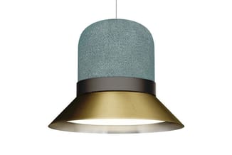 Hangende designlamp met groene stofkap en messing metalen reflector, geïsoleerd op wit.