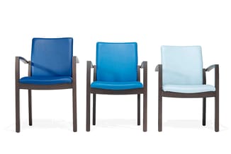 Drie armstoelen met donkerbruin houten frame en blauwe/lichtblauwe zitting, naast elkaar weergegeven tegen witte achtergrond.