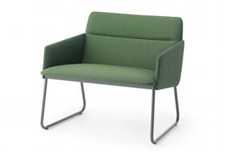 Groene stoffen lounge-fauteuil met armleuningen en grijze metalen sledeframe, moderne vormgeving.