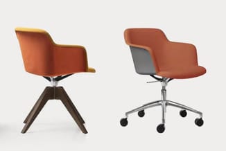 Twee oranjeroze stoelen: links draaistoel op houten vierpoot, rechts bureaustoel op wielen met grijze achterkant.