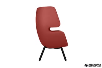 Rode gestoffeerde loungstoel met ergonomische rugleuning en zwarte poten, tegen witte achtergrond.