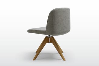 Grijze bureenstoel met houten draaipoot, modern design, tegen witte achtergrond