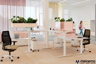 Modern kantoor met witte elektrisch verstelbare bureaus, zwarte ergonomische stoelen, roze scheidingswanden en plantenbakken