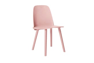 Roze houten stoel met gepolsterde rugleuning en zitting, vier rechte poten, frontaal weergegeven tegen witte achtergrond.