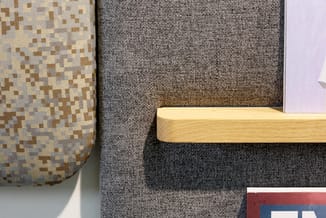 Stoffenkaarten voor kantoormeubelen: geel gemêleerd patroon, grijs linnen en details van natuurlijke houten frame.