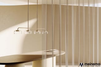 Moderne kantoorruimte met ronde houten tafel, vier hangende glazen pendellampen met messing armatuur, en verticale wit-beige