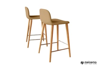 Twee houten barkrukken met beige/taupe zitting, houten poten en metalen voetsteun, tegen witte achtergrond.