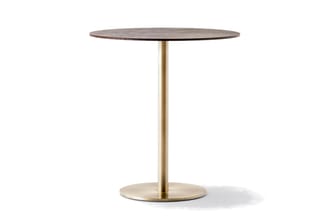 Ronde bijzettafel met donkergrijs houten blad en messingkleurige cilindervormige poot op ronde voet.