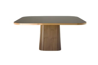 Houten vergadertafel met donkergrijs blad, afgeronde rechthoekige vorm en centraal houten voet in natuurtint.