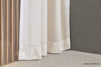 Gordijnen in beige en wit met zoomwerk, gecombineerd met bruine en grijze gordijnen in minimalistische kantooromgeving.