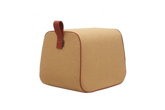 Beige vilten tas met rode biezen en rood handvat, gesloten kubusvorm voor opberging of transport.