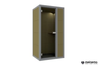 Grijze belcel met geel-groen geluidswerend paneel, open deur, ingebouwd licht en zwarte vloer.
