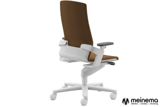 Ergonomische bureaustoel met bruine stoffen rugleuning, wit frame, verstelbare armleuningen en wielenonderstel.