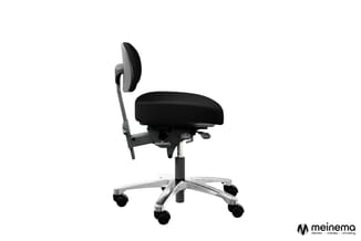 Zwarte ergonomische bureaustoel met grijze aluminium voetsteun, wieltjes en verstelbare rugleuning tegen witte achtergrond.