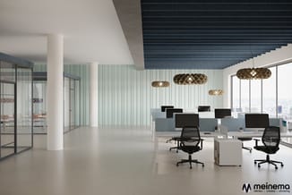 Modern kantoor met wit bureau, zwarte ergonomische stoelen, lichtblauwe akoestische panelen, hangende houten lampen en grote