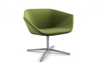 Groene draaibare loungestoel met brede zitting, geboeid ontwerp en aluminium kruisvoet op witte achtergrond.