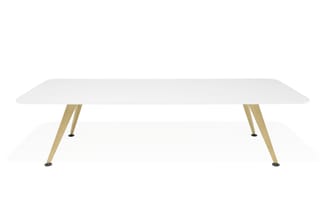 Vergadertafel met wit blad en natuurhouten poten met zwarte voetjes, lange rechthoekige vorm.