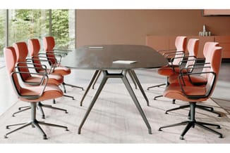 Moderne vergaderruimte met grijze ovale tafel en acht rode/oranje bureaustoel met zwarte poten rond de tafel.