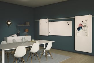 Moderne kantoorruimte met grijsblauwe wanden, witte vergadertafel, vier witte stoelen met houten poten, witte kasten, whitebo